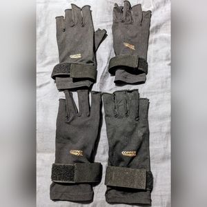 2 pairs of Copper fit gloves